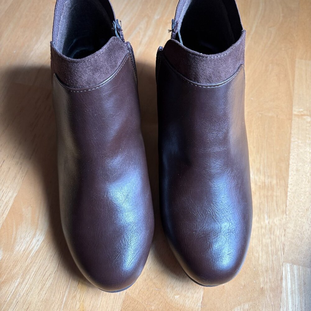 Women's Dexflex Comfort Ankle Boot. Rich Brown. 8 Wide. New
